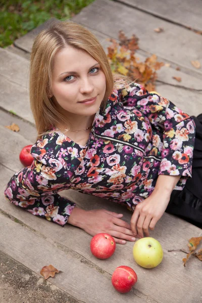 Äpplen i park — Stockfoto
