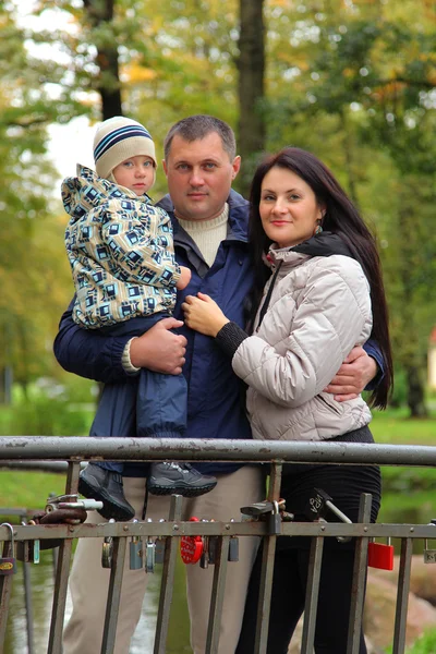 Junge Familie — Stockfoto