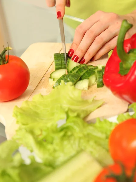 Weibchen und Salat — Stockfoto