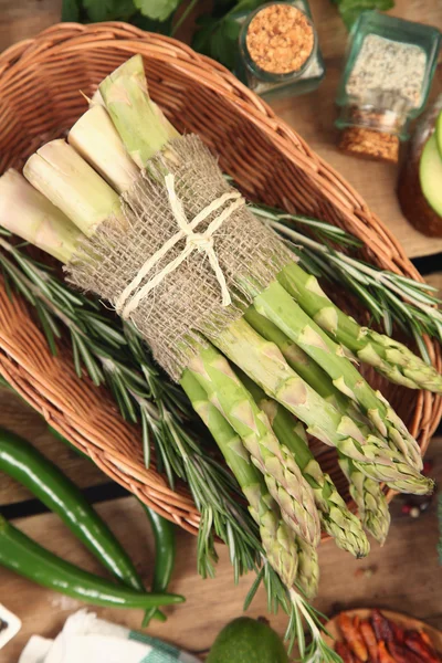 Panier avec asperges — Photo