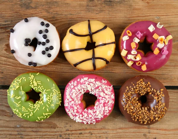 Donuts sur fond en bois — Photo