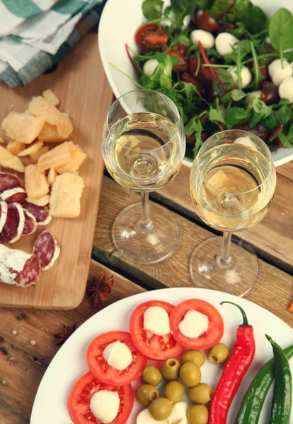 Salad and drinks — Stock Photo, Image