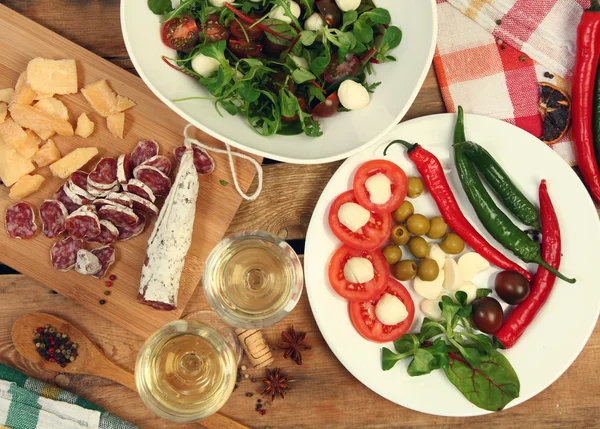 Vinho e salada — Fotografia de Stock