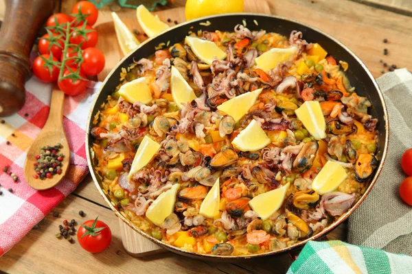 Paella und Gemüse — Stockfoto