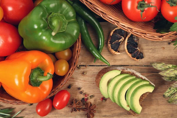 Avocado op brood — Stockfoto