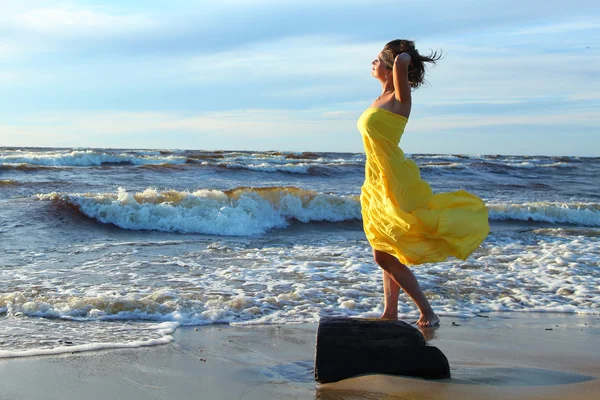 Kvinna på stranden — Stockfoto