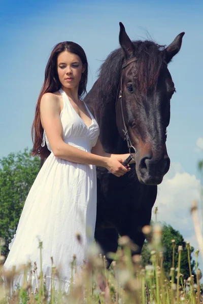 公園での女性ράφι κρασιού — ストック写真