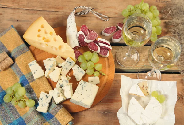 Wine and snacks — Stock Photo, Image