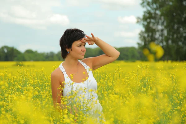 Vrouw en natuur — Stockfoto