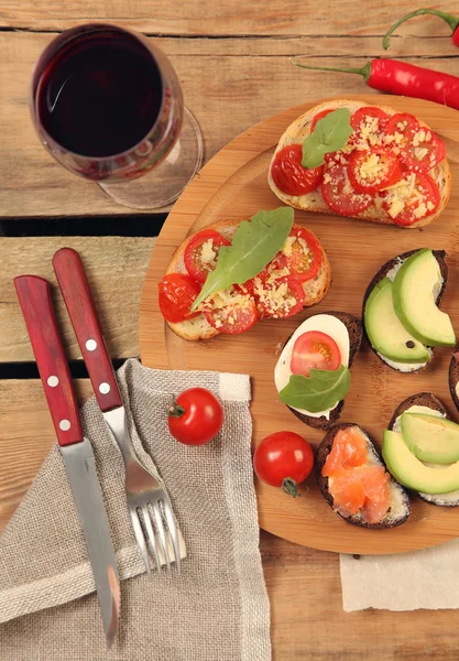 Snacks på träbord — Stockfoto