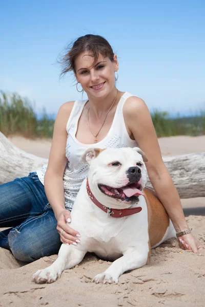 Frau mit Hund — Stockfoto
