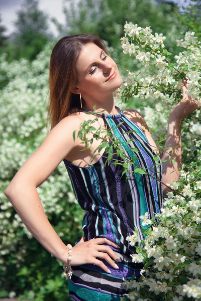 Woman in park — Stock Photo, Image