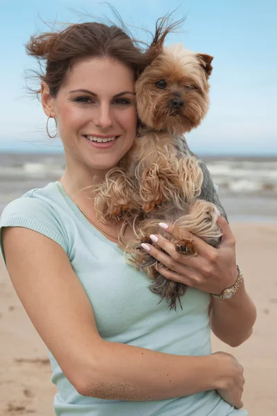 Mulher com yorkie — Fotografia de Stock