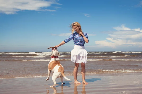 Spela på stranden — Stockfoto