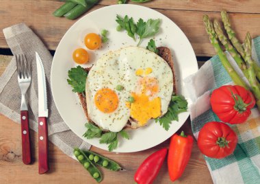 ahşap üzerine yumurta