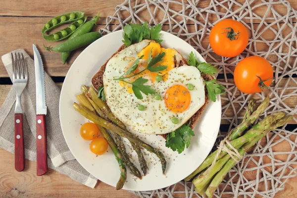 Eieren op brood — Stockfoto