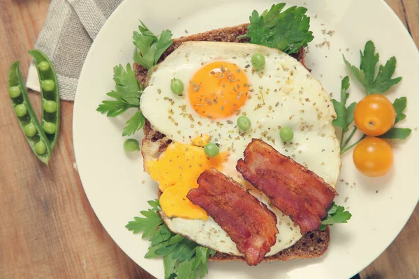 Yellow eggs — Stock Photo, Image