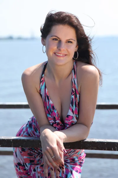 Mujer en el muelle — Foto de Stock