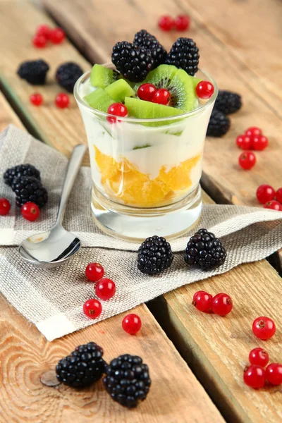 Meyve ile yoğurt — Stok fotoğraf