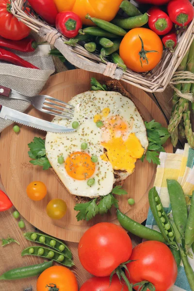 Яйца и овощи — стоковое фото