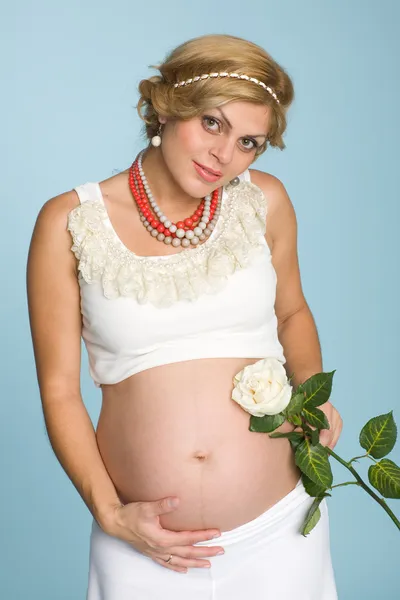 Mujer embarazada con una rosa — Foto de Stock