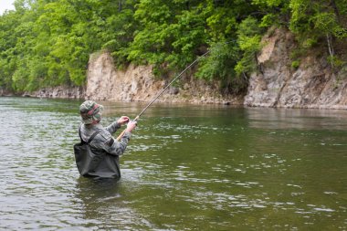 Somon balıkçı çeker yakalandı