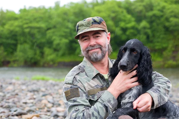 Homem de meia idade com um cão — Fotografia de Stock