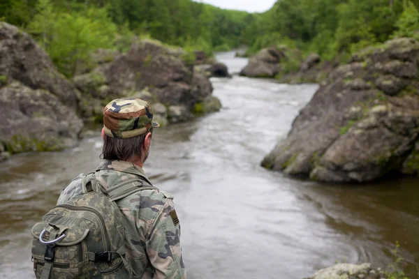 Wanderer an einem Gebirgsfluss. — Stockfoto