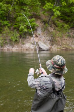 Somon balıkçı çeker yakalandı