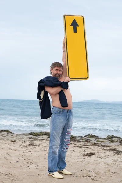 Hombre sosteniendo una pancarta apuntando hacia arriba — Foto de Stock