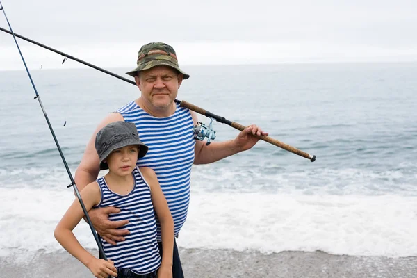 Farfar och sonson på fiske. — Stockfoto