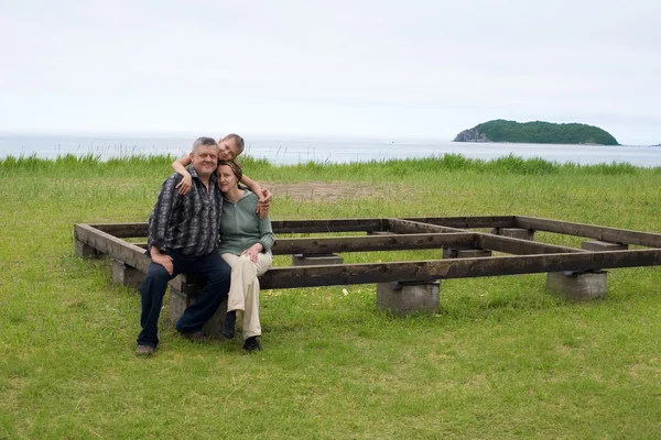 Nagyszülők unokája, tenger mellett. — Stock Fotó