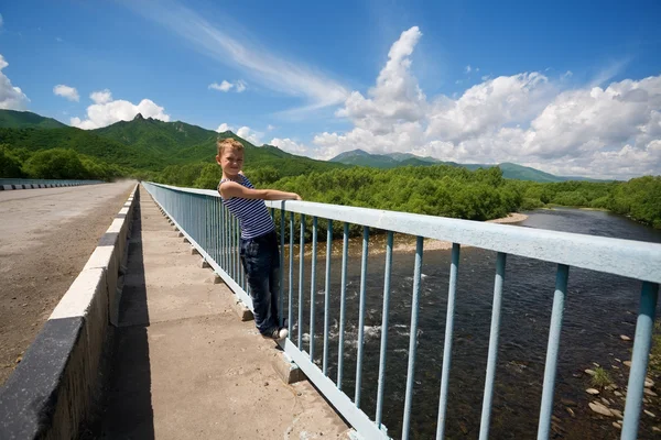 站在桥上的男孩名徒步旅行者. — 图库照片