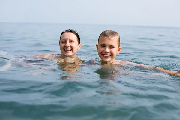 Enkel und Großmutter schwimmen im Meer — Stockfoto