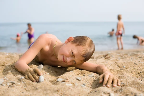 Sahilde yatan oğlan — Stok fotoğraf