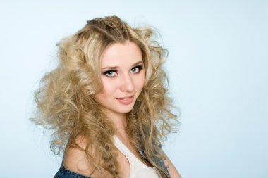 sarışın kıvırcık saçlı güzel kız