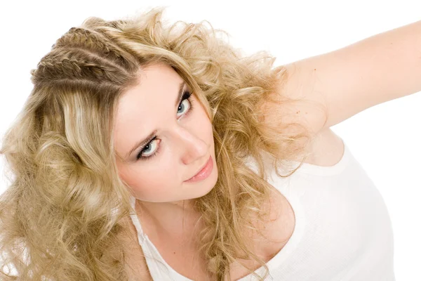Красивая молодая блондинка со стильными волосами — стоковое фото