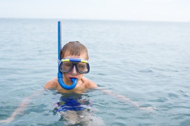 Çocuk denizde dalış için maske