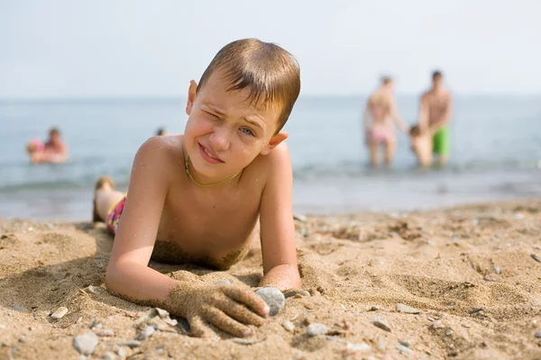 Ευτυχισμένο αγόρι στην παραλία — Φωτογραφία Αρχείου