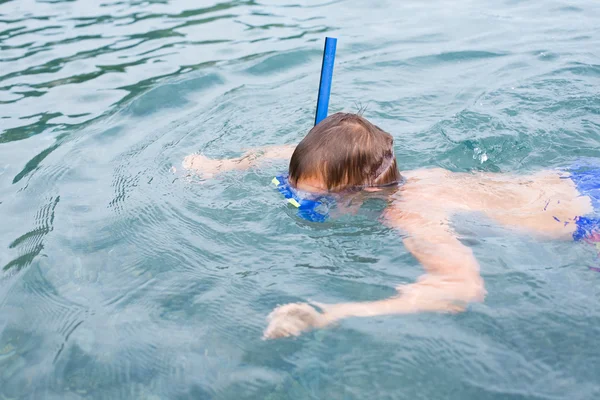 Ragazzo nuota in mare in attrezzatura subacquea . — Foto Stock