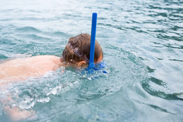 Jongen in zee dragen van een masker om te duiken. — Stockfoto