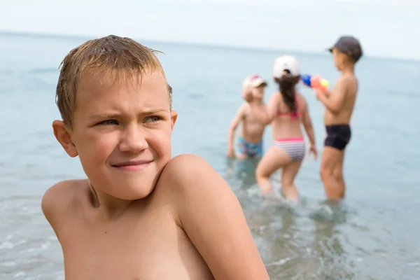 Crianças na praia. — Fotografia de Stock