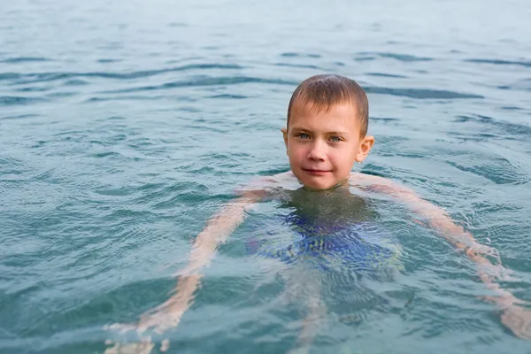 Ragazzo galleggiante nel mare . — Foto Stock