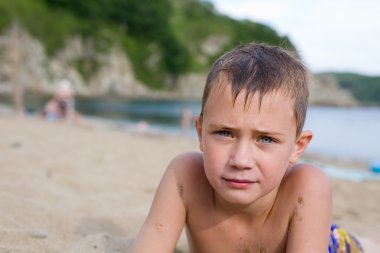 Sahildeki bir çocuğun portresi.