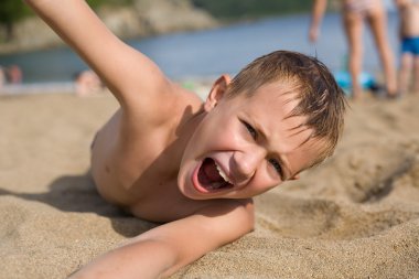 duygusal çocuk sahilde rahatlatıcı.