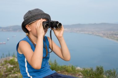 Dürbünle bakan çocuk