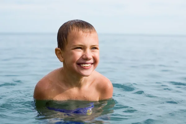 海で泳ぐ少年は. — ストック写真