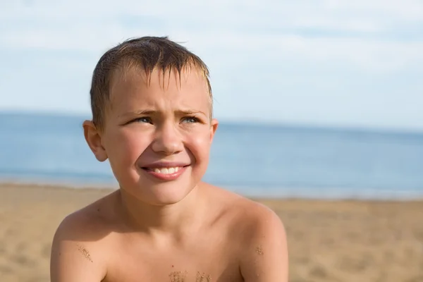 Chłopak na plaży, opalanie. — Zdjęcie stockowe