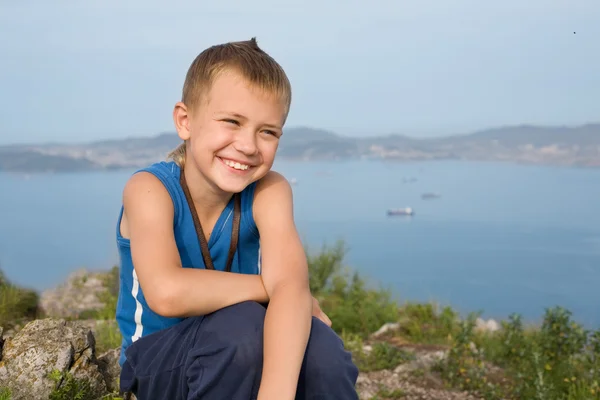 Ragazzo allegro sulla cima di una montagna — Foto Stock