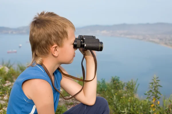 山の双眼鏡で見ている少年. — ストック写真